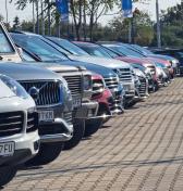 Namiesto riešenia bývania si kúpia jazdené auto. Prečo mladí po škole zmenili priority?