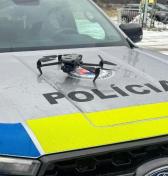 VIDEO: Polícia opäť nasadila na vodičov drony. Hliadky kontrolujú sneh a ľad na autách a rozdávajú pokuty