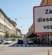 Zákaz naftových áut v mestách začne platiť už čoskoro. Obľúbená destinácia Slovákov obmedzí aj novšie autá