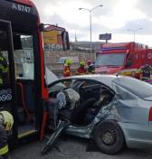 V Bratislave sa dnes zrazilo auto s autobusom so 70 pasažiermi