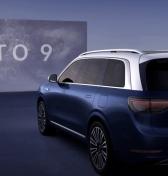 Huawei novým patentom zrejme zmení autopriemysel. Vyrobil svetlá na auto s farebným projektorom reagujúcim na prostredie
