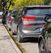 Pred domom mi stoja cudzie autá, nemôžem pre ne parkovať. Ako ich odtiaľ vyhnať? Večný problém z praxe má legálne riešenie (Dopravná poradňa)