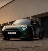TEST MINI Cooper JCW Electric: Najzábavnejšie malé auto na trhu dokáže poriadne kopať!