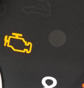 Kontrolka motora svieti. Zastaviť alebo pokračovať?