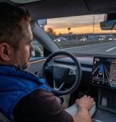 Je už aj na Slovensku. Môžete so schváleným autopilom od Tesly jazdiť pod vplyvom alkoholu či pozerať do mobilu? VIDEO