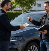 Predávate auto v hotovosti? Pozor na limit. V krajnom prípade riskujete pokutu až 10 000 eur