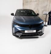 Renault Megane E-Tech zájde ďalej, nabijete ho rýchlejšie, facelift nie je len o tvári