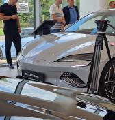 Prečo firmy prechádzajú na elektromobily, no bežní ľudia ich nechcú? Prieskum odhalil hlavný dôvod