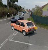 Zľava nikto nešiel, odbočil vpravo a narazil do auta idúceho v protismere. Kto je vinník a zaplatí škody?