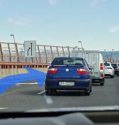 Otázka od vás: Slušne čakám v zápche a obiehajú ma cez ľavý pruh. Ako im v tom mám legálne zabrániť?