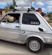 Tento muž pre vysoké ceny benzínu prerobil svoj FIAT na uhoľný pohon. Jazdí pomaly, ale lacno