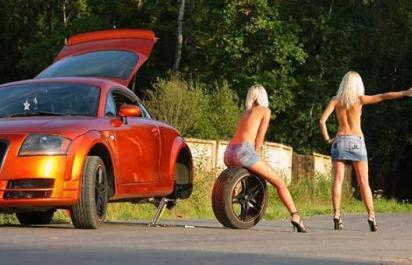 Blondínku zrazí vlastné auto!