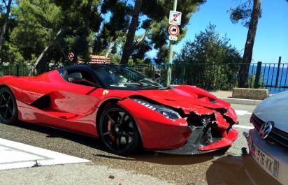 Svetovo prvá nehoda modelu LaFerrari: Zaútočil na ňho Golf!