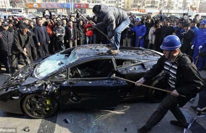 Video: Na Lamborghini s kladivami?