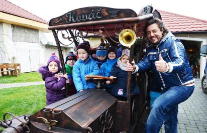 Unikátne dielo: Umelecký kováč vytvoril funkčný, dobový automobil! 