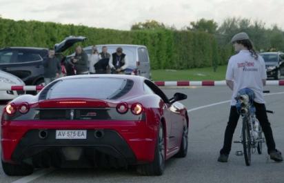Video: Ferrari 458 vs.jet powered bicykel!
