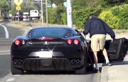 Jazda vo Ferrari a zadarmo? Tento mladík vás zvezie!