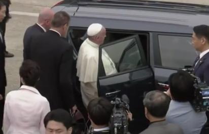 Pápež František odmieta limuzíny: Aké vozidlo si vybral? 
