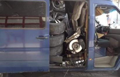 Dá sa BMW X6 ukradnúť v dodávke?