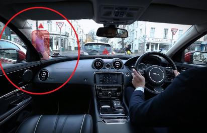 Land Rover predstavil priehľadné strešné stĺpiky!