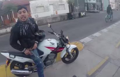Video: Ruky hore, daj mi batoh!