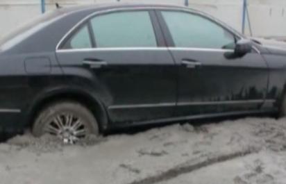 Zabetónovaný Mercedes: Ako si spraviť škodu za 73 tisíc?