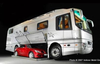 Luxusný karavan s garážou a osobným autom vo vnútri!