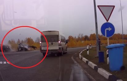 Pripútajte sa: Vodič vyletel pri náraze von oknom!