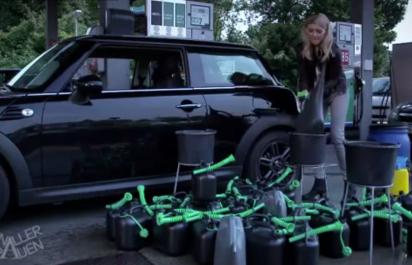 Video: Keď blondínka tankuje