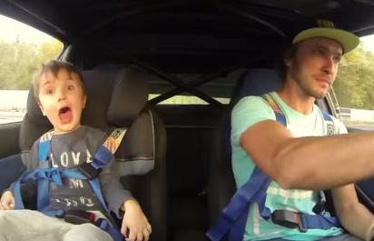 Najlepšia zábava pre deti? Tento muž berie syna driftovať!