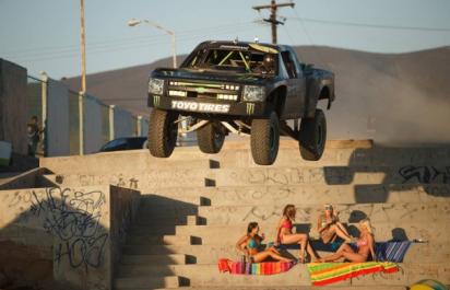 Najvzrušujúcejšie video roka: Vychutnajte si Trophy Truck s výkonom 800 koní!