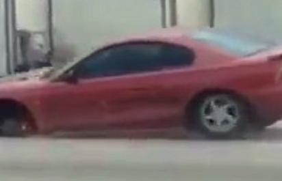 Video: Trojkolesový Mustang 