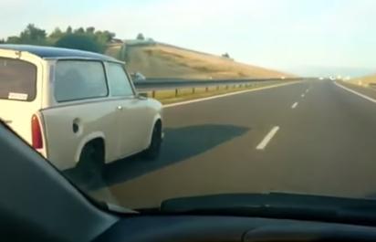 Video: Keď vás v 180 km/h predbehne Trabant!