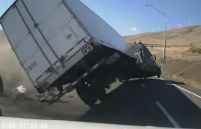 Video: Desivá zrážka dvoch kamiónov!