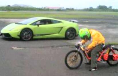 Video: Moped vs. Lamborghini!