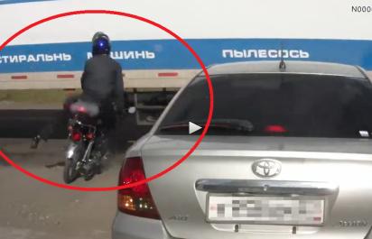 Video: Mladíka na motorke zroluje nákladné auto!