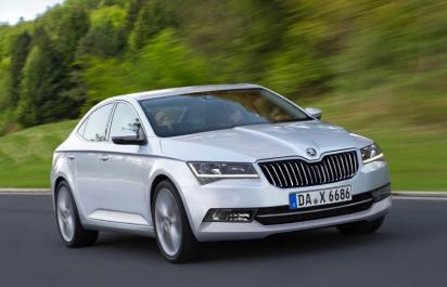 Nové detaily o Škode Superb. Fotky, možno aj športová verzia.