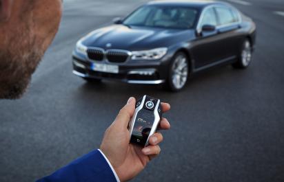 Video: Nové BMW zaparkuješ s kľučom v ruke spred garáže!