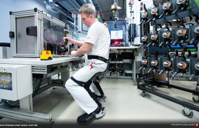 Ťažká práca v automobilke? Volkswagen testuje prevratnú (ne)stoličku!