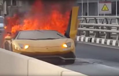 Z predvádzania nebolo nič: Lamborghini skončilo v plameňoch!