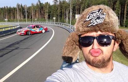 Drsné video: Nikdy sa nesnaž o selfie s driftujúcim autom!