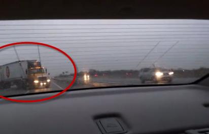 Video: Nikdy nefoť nehodu ak za tebou ide kamión!