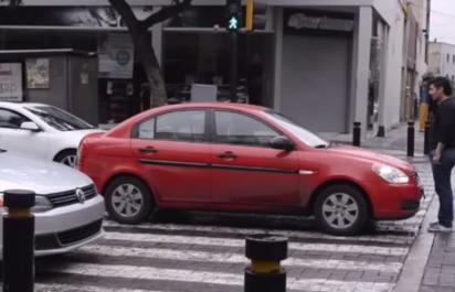 Video: Muž vs. auto na priechode pre chodcov!