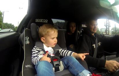 Video: Reakcia bábätka na výkon 600-koňovej Toyoty Supra!