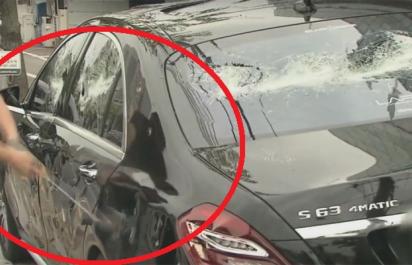 Video: Muž rozbil svoj Mercedes golfovou palicou!