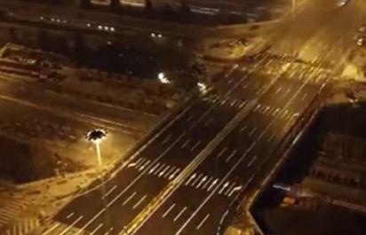 43 hodín: Toľko trvá výmena mosta v Pekingu!