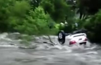 Video: SUV vs. rozbúrená rieka