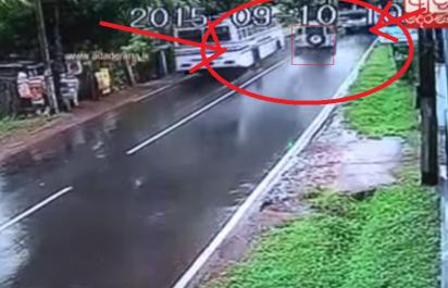 Video: Fatálna zrážka Defenderu s 2 autobusmi! 