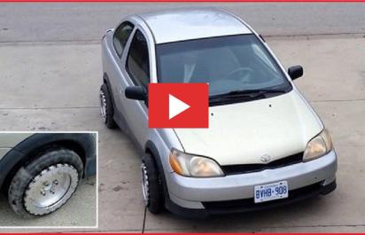 Video: Automobil, ktorý sa dokáže otáčať bez zmeny smeru pneumatík!