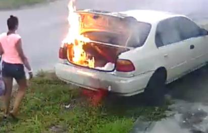 VIDEO: Žiarlivá ženská podpaľuje auto. Nesprávne!!!